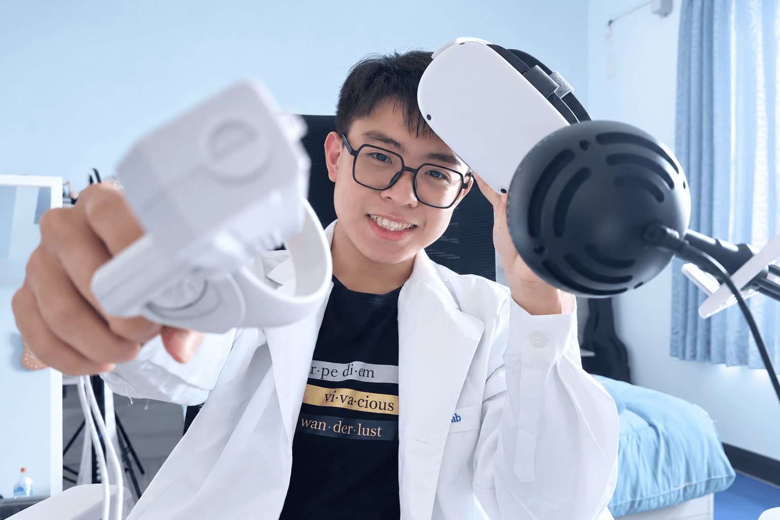 Yapi 在工作室裡拿著 VR 頭戴裝置
